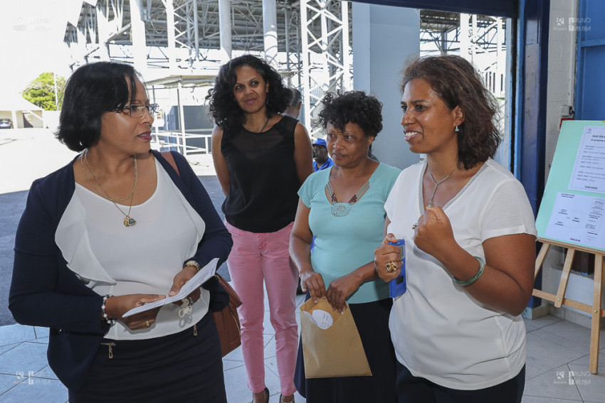 Accueil de l'élue par madame Boutel, principale adjointe du collège de Bras Panon, madame Valmy et madame Vialo du Point Info Santé
