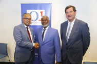 Cyrille MELCHIOR, Président du Conseil Départemental de La Réunion et Soibahadine IBRAHIM RAMADANI, Président du Conseil Départemental de Mayotte se serrent la main,  en présence de Daniel GONTHIER, Vice-Président délégué à la Coopération